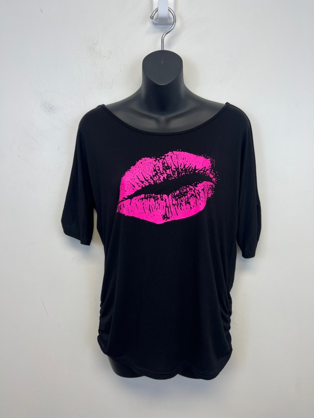 Unbranded Women's Loose fitting Black Tee with bright pink lips Size XS
